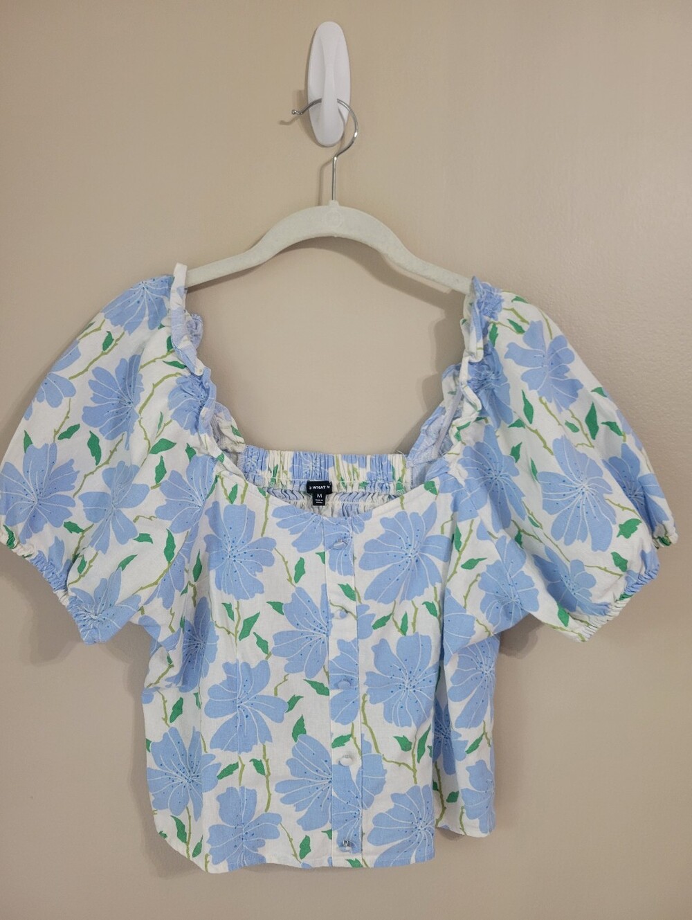 Who What Wear Puff Sleeved Floral Cream, Blue and Green Cropped Top Size Medium